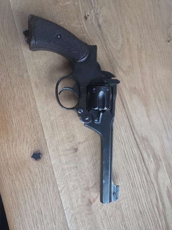 Vyměním nebo prodám služební revolver Enfield No 2 MK I