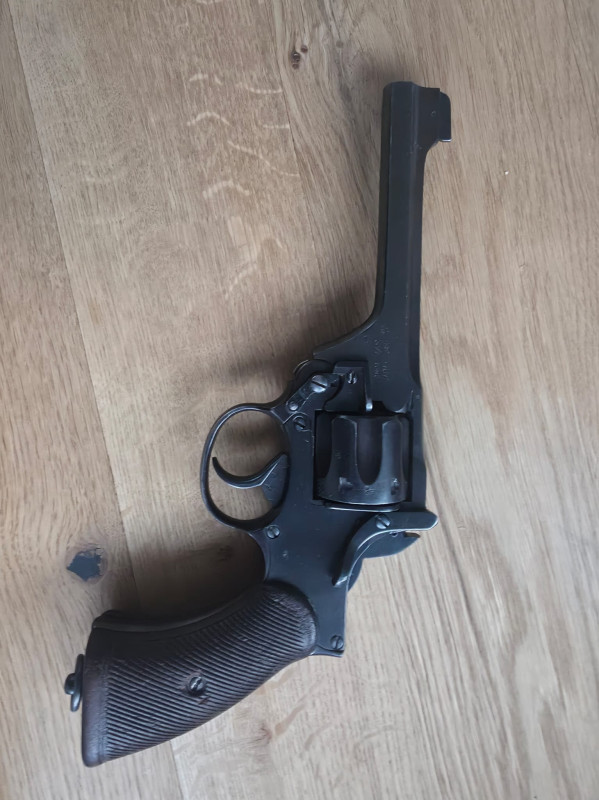 Vyměním nebo prodám služební revolver Enfield No 2 MK I