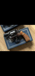 Smith & Wesson (snub-nose revolver z 60. let)
