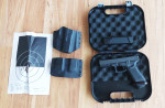 GLOCK 17 Gen4, tritiová mířidla, 2kg stojina, 2 zásobníky